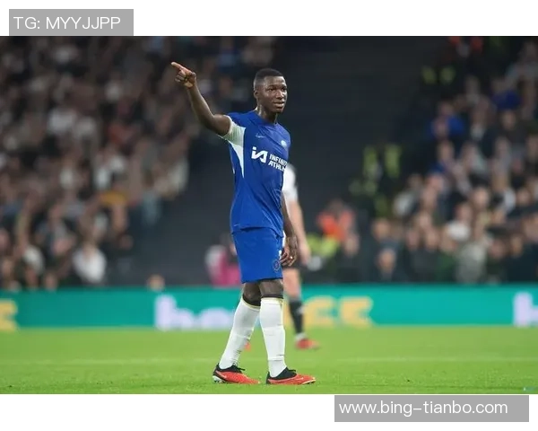 厄瓜多尔国家队主帅贝卡切斯亲临切尔西赛场与凯塞多合影留念